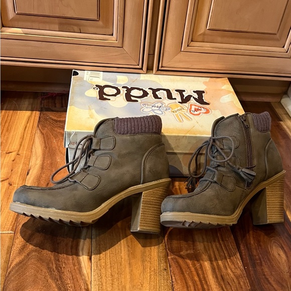 Mudd Distressed Explorer Heeled Ankle Boot - Picture 9 of 14